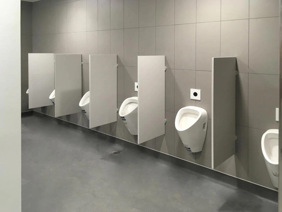 Hvide urinalskillevægge